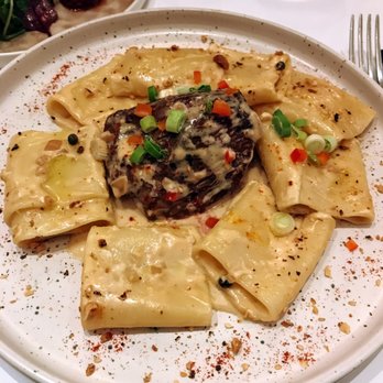 Le Crillon - Pavé de veau, crème de Marsala et pâtes à l'huile de truffe - French Near Me - Avignon, 84