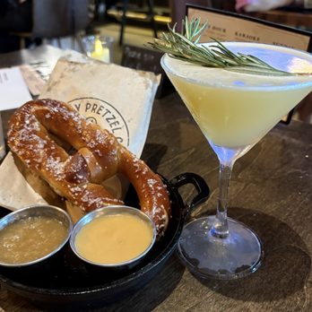 Inkwell Tavern - Cocktail Bars Near Me - Burbank, California