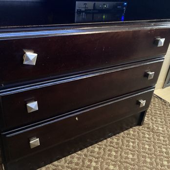 The Rosedale Inn - Tv stand/drawer handle is offset because it is loose. Another disappointment. - Hotels Near Me - Pacific Grove, California The Rosedale Inn - Tv stand/drawer handle is offset because it is loose. Another disappointment. - Hotels Near Me - Pacific Grove, California