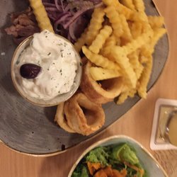 Gaststätte "zur Wied" - Gyros und Kalamari mit Pommes und Salat
