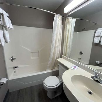 Idabel Inn - Motel Idabel OK bathroom tub - Hotels Near Me - Idabel, Oklahoma Idabel Inn - Motel Idabel OK bathroom tub - Hotels Near Me - Idabel, Oklahoma