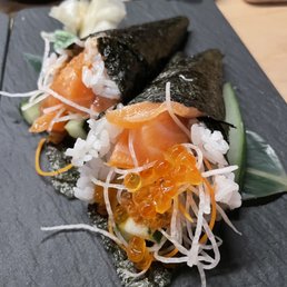 Salmon handroll