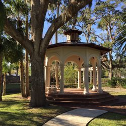 Tavern In the Garden - Gazebo on the property vs the river one