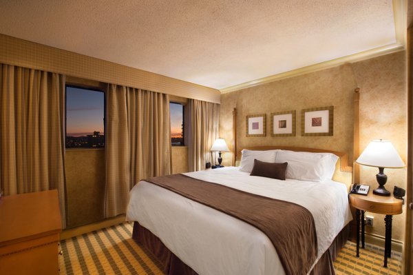 The Sunset Hotel West End, Sonder by null