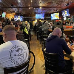 Hooters | Westminster - The crowd