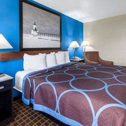 Super 8 by Wyndham Elkhart - Guest room