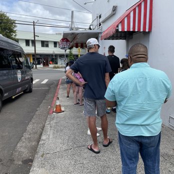 Leonard's Bakery - The line at 830 am Sunday morning - it got way longer as we progressed - Bakeries Near Me - Honolulu, Hawaii Leonard's Bakery - The line at 830 am Sunday morning - it got way longer as we progressed - Bakeries Near Me - Honolulu, Hawaii
