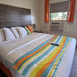 The Atomic Blue Motor-Inn - Room #121: Deluxe King 07-08-2026