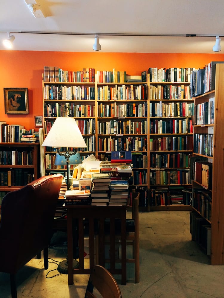 Dog Ears Books Logo