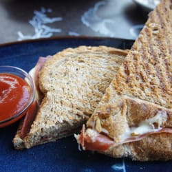 Clouds In My Coffee - Croque kaas + serrano ham