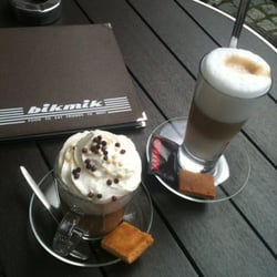 BikMik - Warme chocomel (met spikkeltjes!) en caffè latte op het terras.