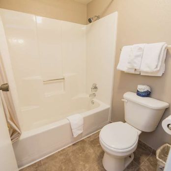Red Ledges Inn - Standard King Bathroom - Hotels Near Me - Tropic, Utah Red Ledges Inn - Standard King Bathroom - Hotels Near Me - Tropic, Utah
