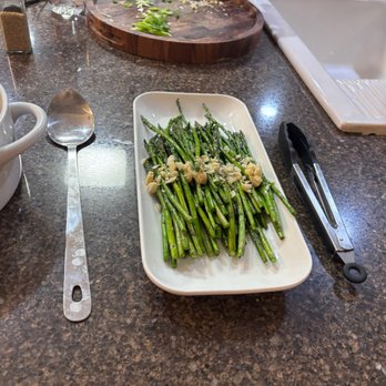 Chef Zaida - Asparagus sautéd with garlic - Personal Chefs Near Me Chef Zaida - Asparagus sautéd with garlic - Personal Chefs Near Me