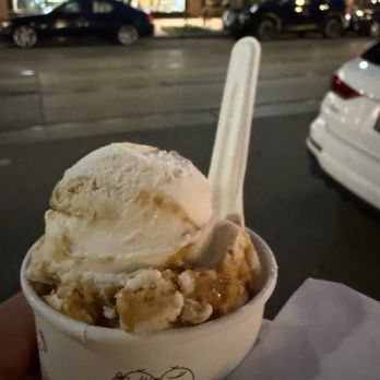 Ed's Real Scoop - Cup of burnt marshmallow - Ice Cream & Frozen Yogurt Near Me - Toronto, Ontario Ed's Real Scoop - Cup of burnt marshmallow - Ice Cream & Frozen Yogurt Near Me - Toronto, Ontario
