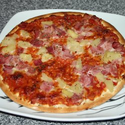 Il Tramonto - Billigster Press/Formschinken in Fleckerlform, der Käse (ich vermute die Küche meinte es sei Pizzakäse), sehen Sie selbst.