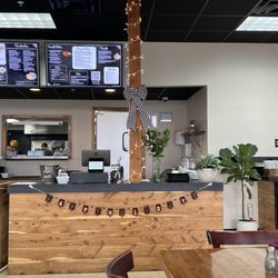 Southern Spoon - Inside counter - you order at the counter and they bring you your food when it's ready
