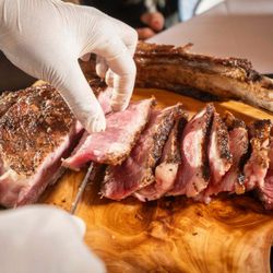 Palermo NYC Argentinian Bistro - Tomahawk FOR TWO
Green salad, mashed potato (USA)