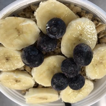 Blenders In The Grass - Trying the Acai Bowl with some blueberries on top - Juice Bars & Smoothies Near Me - Oxnard, California
