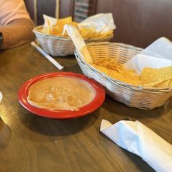 Papa's & Beer - Chips and hot bean dip
