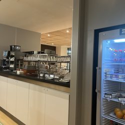 Lounge Azahar - Limited food offerings
