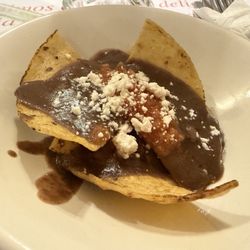 Los Almendros - Complimentary chips and refried beans.