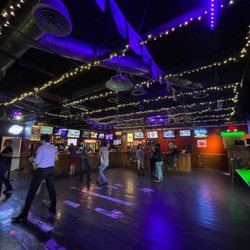 Bigshots Billiards Bar & Grill - Fun country dance