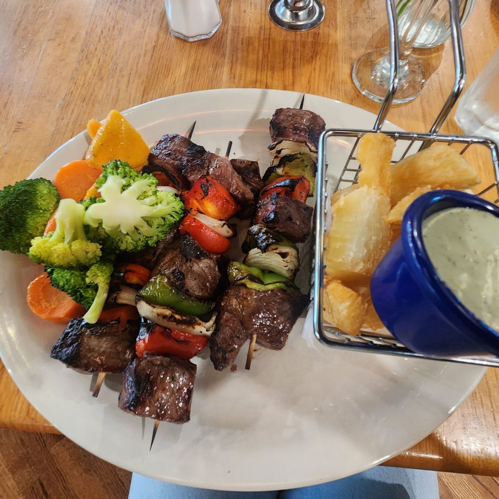 Brochette de carne with fried yuca and steamed veggies Brochette de carne with fried yuca and steamed veggies