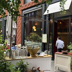 Chez Antoinette Victoria - Exterior with patio