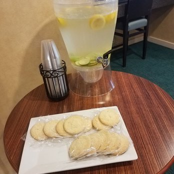 Residence Inn Waco - Lobby complimentary fruit water and cookies - Hotels Near Me - Waco, Texas Residence Inn Waco - Lobby complimentary fruit water and cookies - Hotels Near Me - Waco, Texas