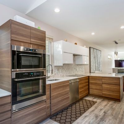 BH ROOFING & DEVELOPMENT Logo