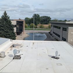 Holiday Inn Express & Suites Saginaw - View from our window of the office buildings and fountain next door