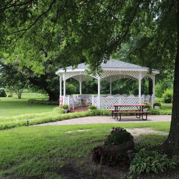 Mayberry Motor Inn - Another view of the gazebo... - Hotels Near Me - Mount Airy, North Carolina