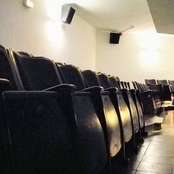 Rex Filmtheater - Während die Bestuhlung im großen Saal  sehr weich und bequem ist, gibt es auf dem Balkon noch die klassische Klapp-Bestuhlung.