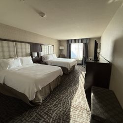Holiday Inn Express & Suites Eureka - 2 queen room
