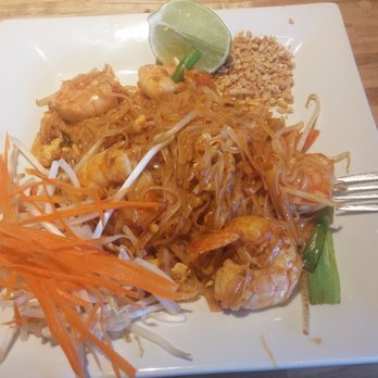 Manaow - ,Shrimp Pad Thai - Thai Near Me - Long Beach, California
