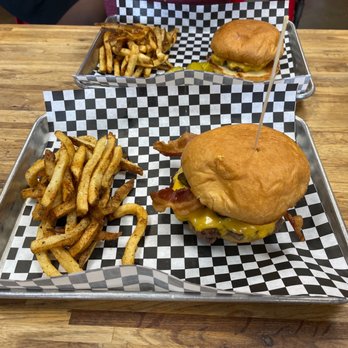 Benjies Munch - Baby Benjie Burger and Candied Jalapeno Bacon Cheese Burger - Food Trucks Near Me - San Antonio, Texas