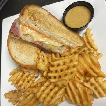 Girlfriend's Taphouse - American Near Me - Stafford, Virginia Girlfriend's Taphouse - American Near Me - Stafford, Virginia