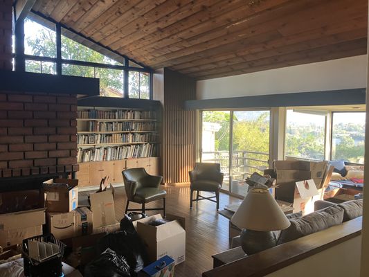 Los Feliz clean-out - We conducted a clean-out for a client in this beautiful modern home in Los Feliz.