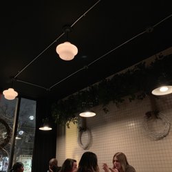 Le Pourvoyeur - High ceilings and plants!