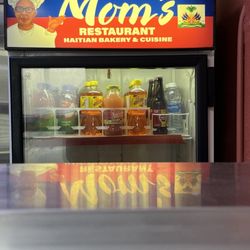 Mom's restaurant haitian cuisine and bakery - Inside/order area