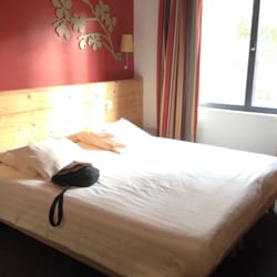 Center Parcs - Une des 2 chambres lit double (Cottage VIP 12 places) - Il y a un lit bébé dans chacune de ces chambres