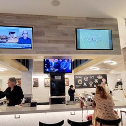 Interior (12/10/24). @LudacrisChickenAndBeer @FlyLAXAirport #Westchester #Airport #Chicken #Beer