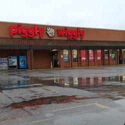 Piggly Wiggly - Store front from parking lot