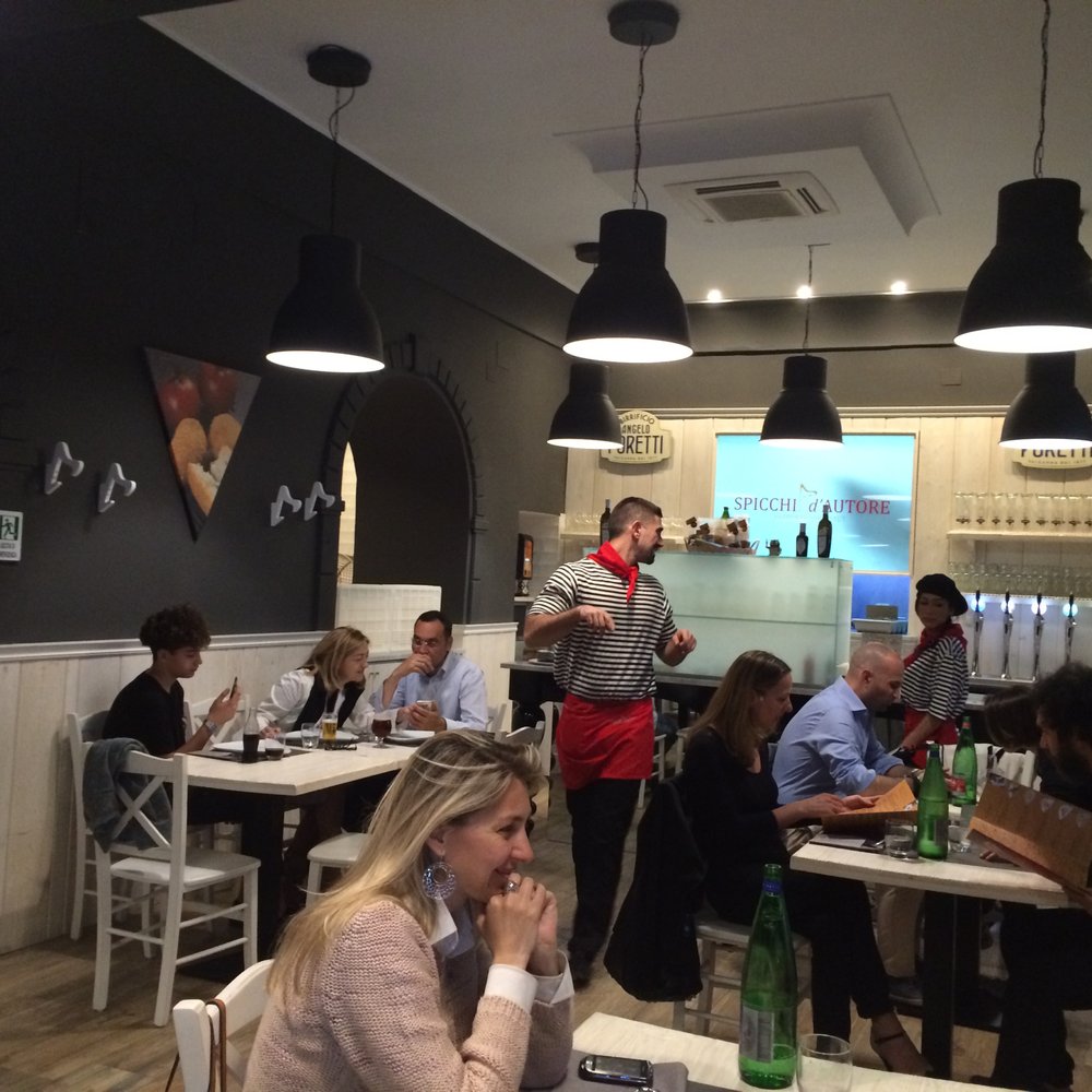 Spicchi d'Autore - dining area - Pizza Near Me - Naples, NA