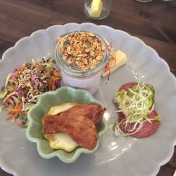 Landmad - Lille brunch tallerken: yoghurt, granola, 3 oste, sødt, spegepølse, agurkerelish, æg, bacon, råkostsalat.