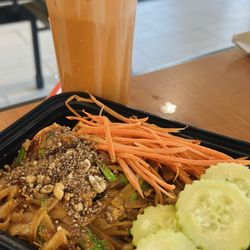 Thai10 - Pad Thai with Thai tea