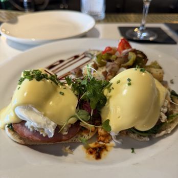 Salt Creek Grille - Eggs Benedict with crab - Steakhouses Near Me - Dana Point, California Salt Creek Grille - Eggs Benedict with crab - Steakhouses Near Me - Dana Point, California