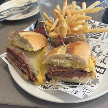 Sienna & Hope bistro - Pastrami and fries - Breakfast & Brunch Near Me - Paso Robles, California Sienna & Hope bistro - Pastrami and fries - Breakfast & Brunch Near Me - Paso Robles, California