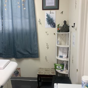 Elite Wax - sitting area/area to put belongings with open access to sanitation wipes - Waxing Near Me - San Mateo, California