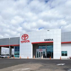 Sandia Toyota - Entrance to the dealership.